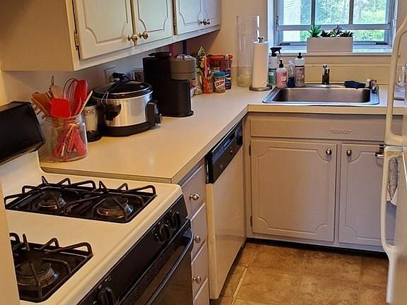 4th image of 31 Lake Shore Ct APT 3