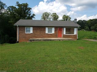 221 Gaylon St, Mount Airy, NC 27030