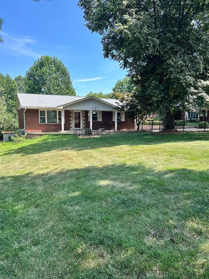 Spacious 3 Bedroom Ranch in Mehlville School District! — Photo 2