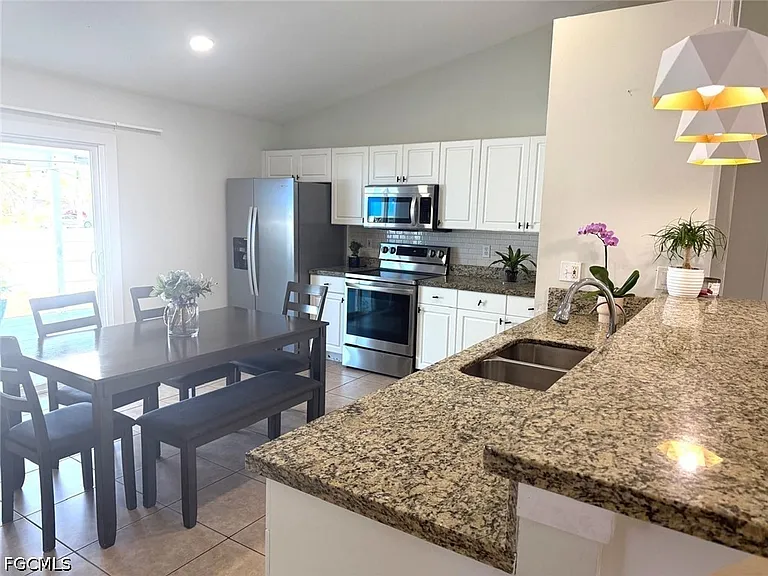 1203 SW 34th Ter — Photo 9