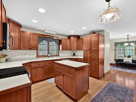 5th image of 17 Baltzer Dr
