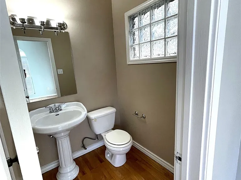 4122 Drake St #1/2 — Photo 12