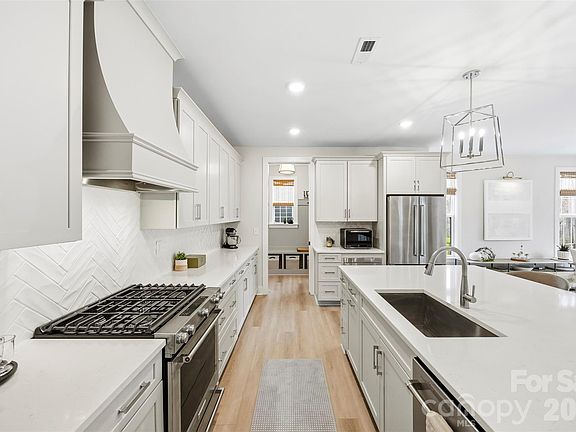 3rd image of 2723 Ritz Ln