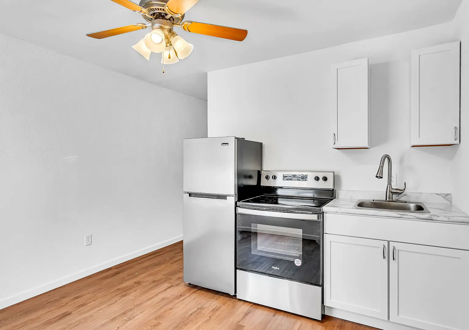 1 Bedroom Studio in Hollister, MO - All Utilities Included — Photo 2