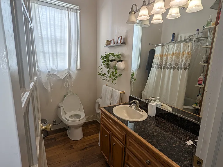 938 Moss St — Photo 11
