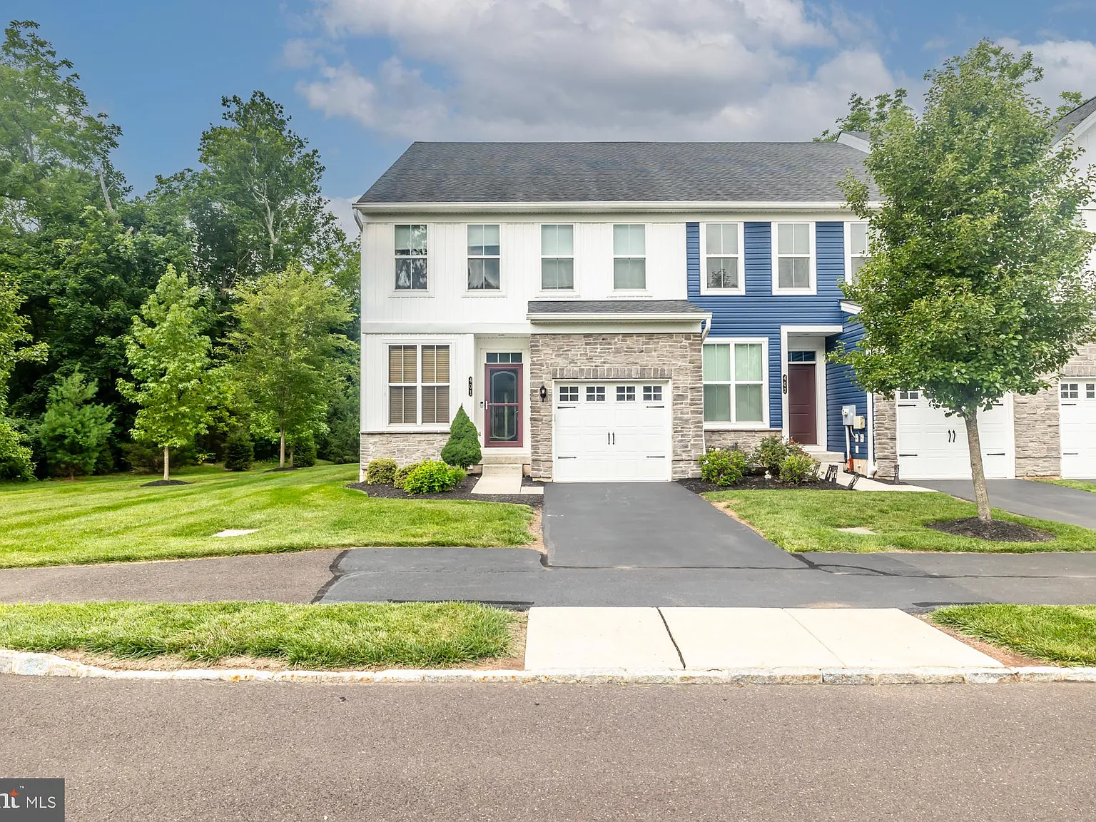 3 bed, 2.5 bath, 2212 sqft, $3,300 — Photo 1