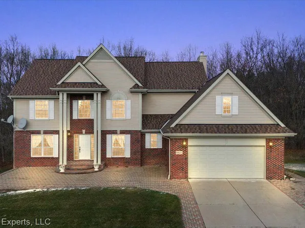 8822 Newport Dr, White Lake, MI 48386