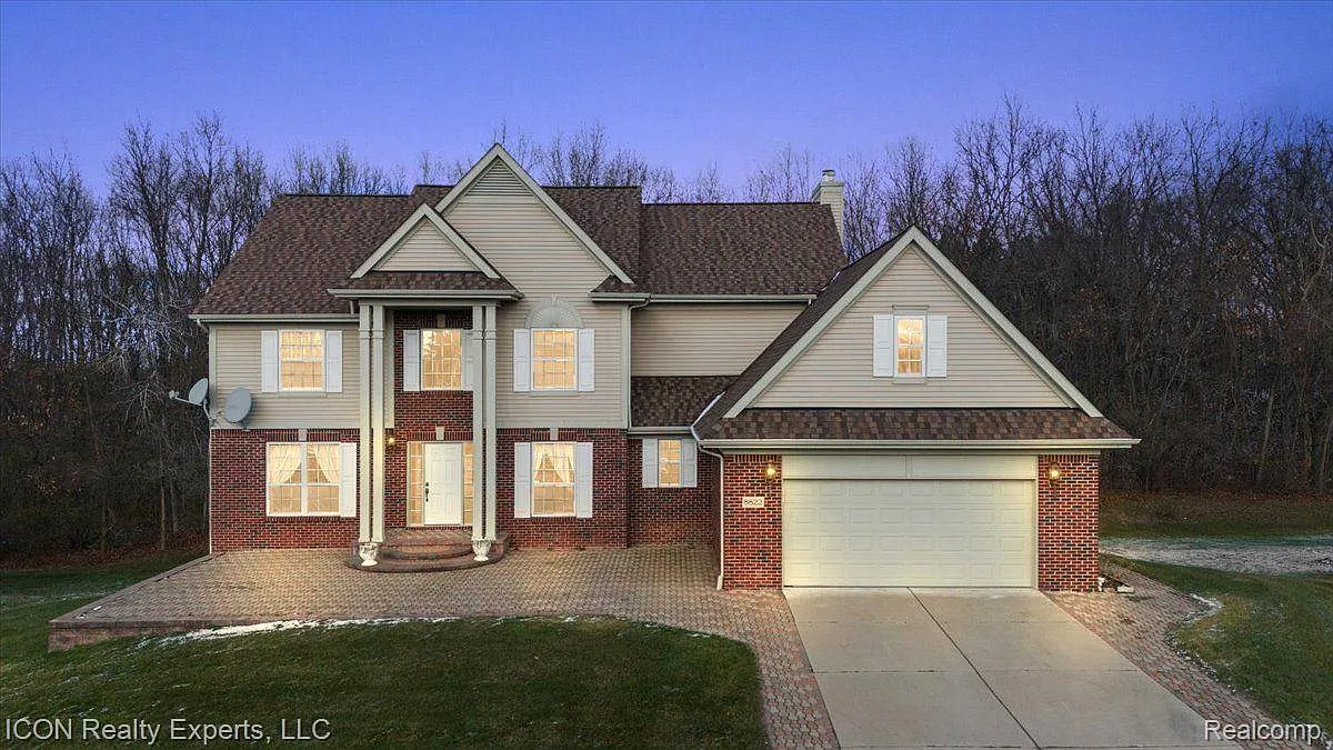 8822 Newport Dr photo 1