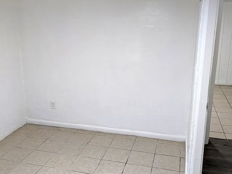 221-225 E Brookside St — Photo 14