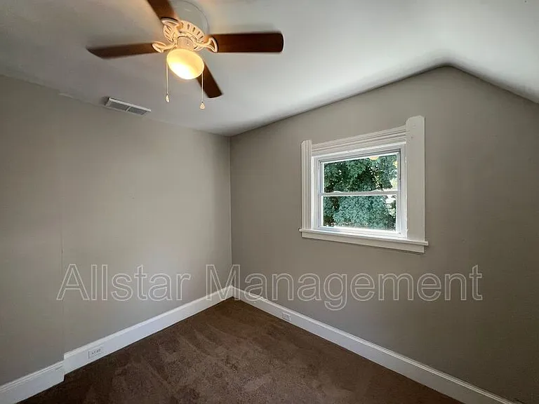 915 East Ave — Photo 20