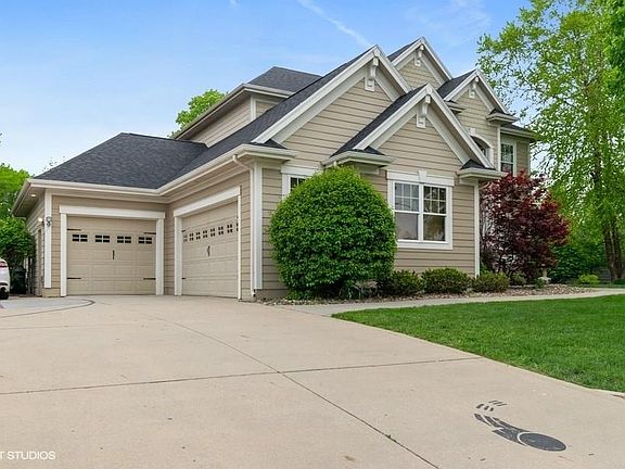 2nd image of 604 Oakwood Pl
