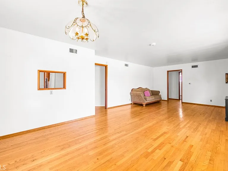 454 N Shattuck Pl — Photo 7