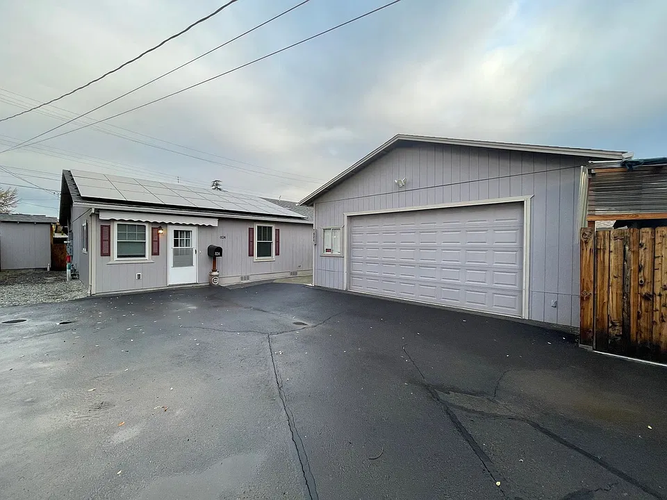 824 Beekman Ave
