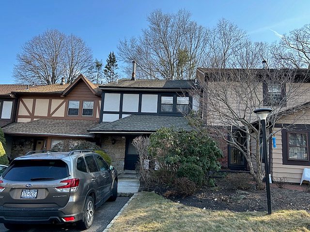 1st image of 24 Wimbledon Ct