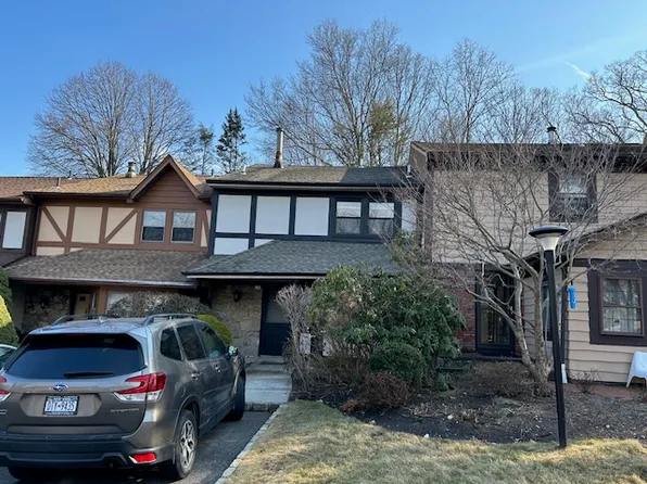 24 Wimbledon Ct, Woodbury, NY 11797