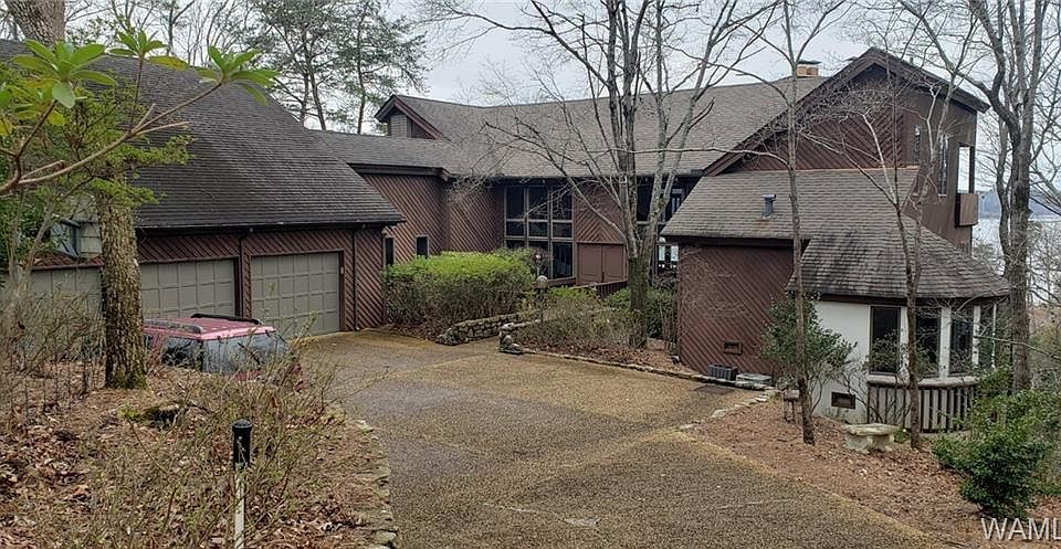 2nd image of 7300 Commodore Dr NE