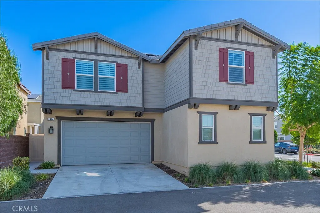 5 bed, 3.5 bath, 2352 sqft, $4,400 — Photo 2