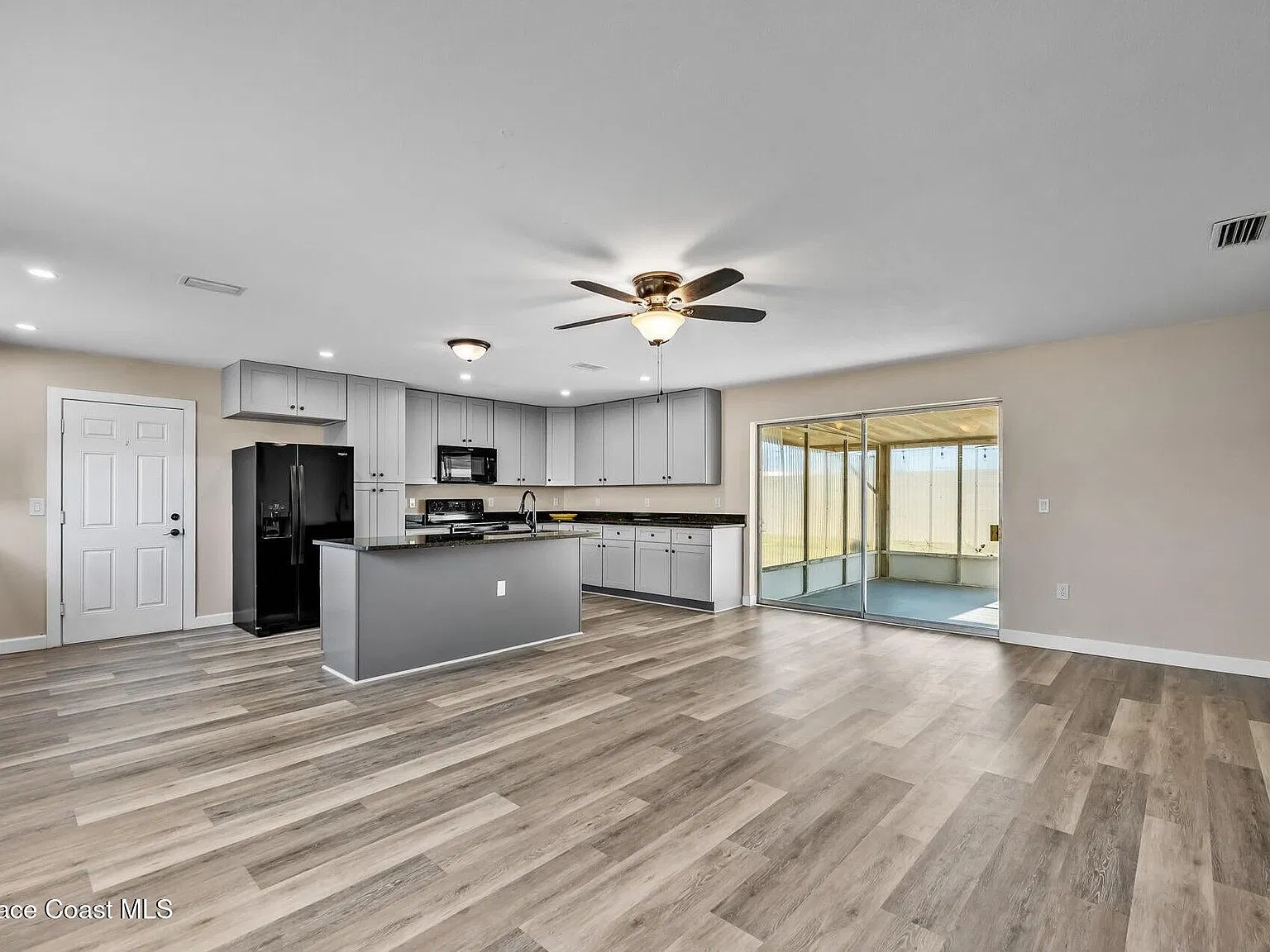 3 bed, 3.0 bath, 1152 sqft, $2,500 — Photo 4