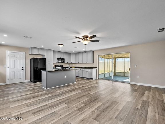 4th image of 217 3rd Ave NE