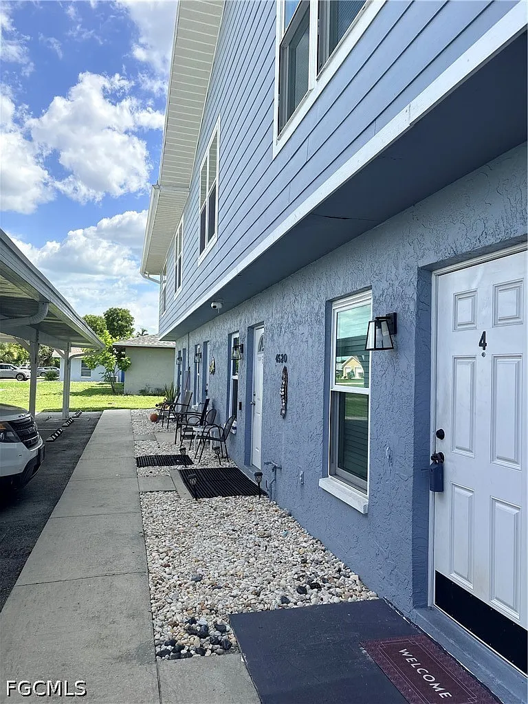 2 bed, 1.5 bath, 886 sqft, $1,125 — Photo 2