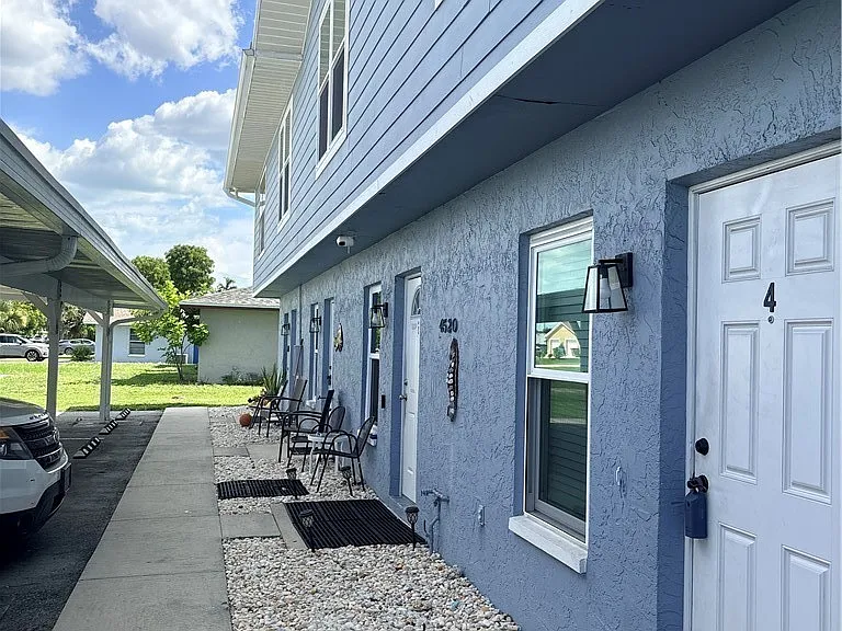 4520 SW 8th Pl #4 — Photo 2