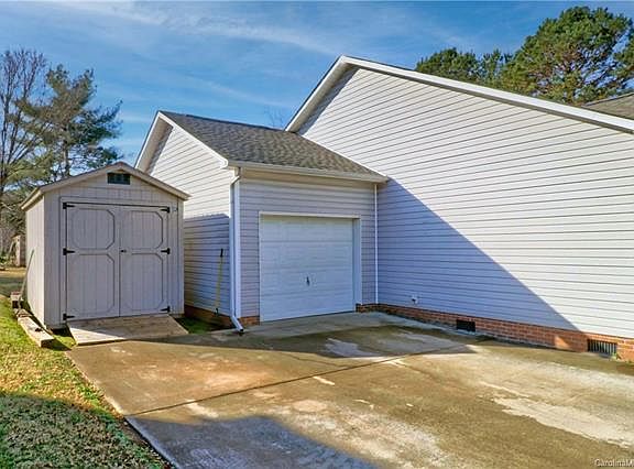 2nd image of 105 Marina Ln