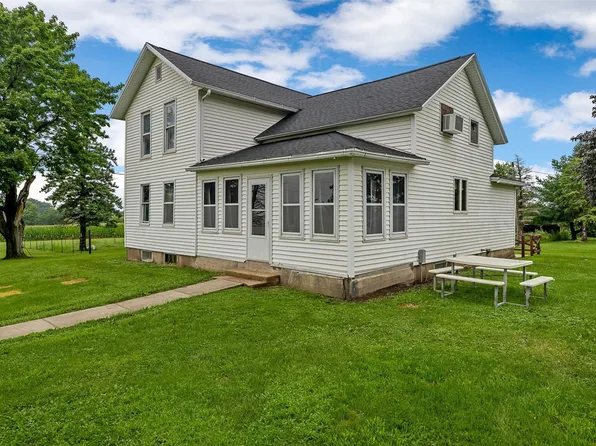 2769 55th Street Dr, Vinton, IA 52349