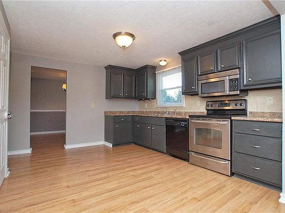 3rd image of 715 Fairfax Dr