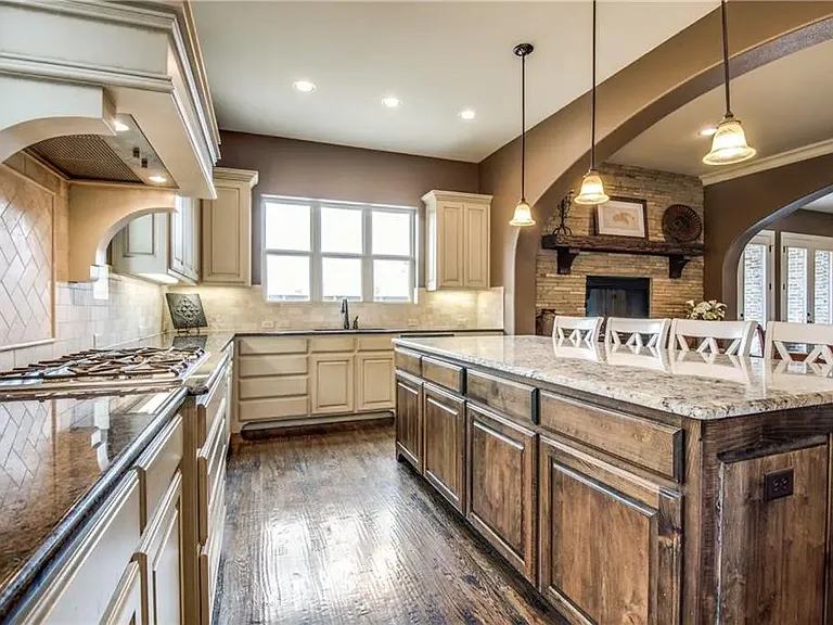 580 Butchart Dr — Photo 6