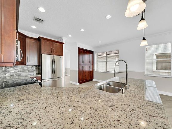 4th image of 5878 Bay Hill Cir
