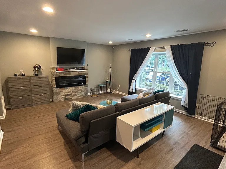 448 Saint Giles Ct — Photo 3