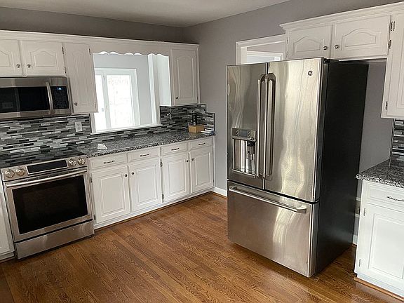 3rd image of 155 Glendale Cir