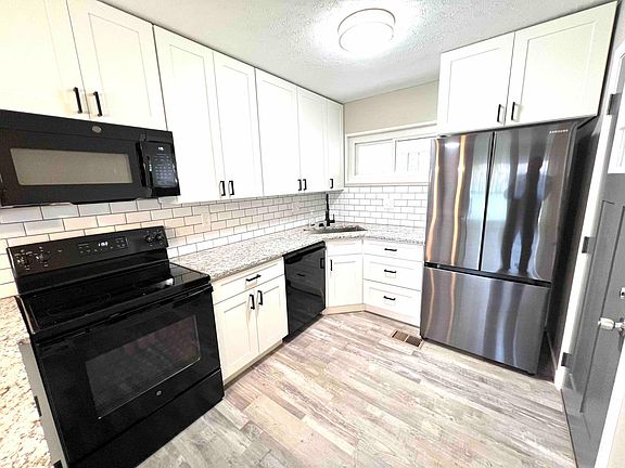 3rd image of 8621 Bobolink Dr