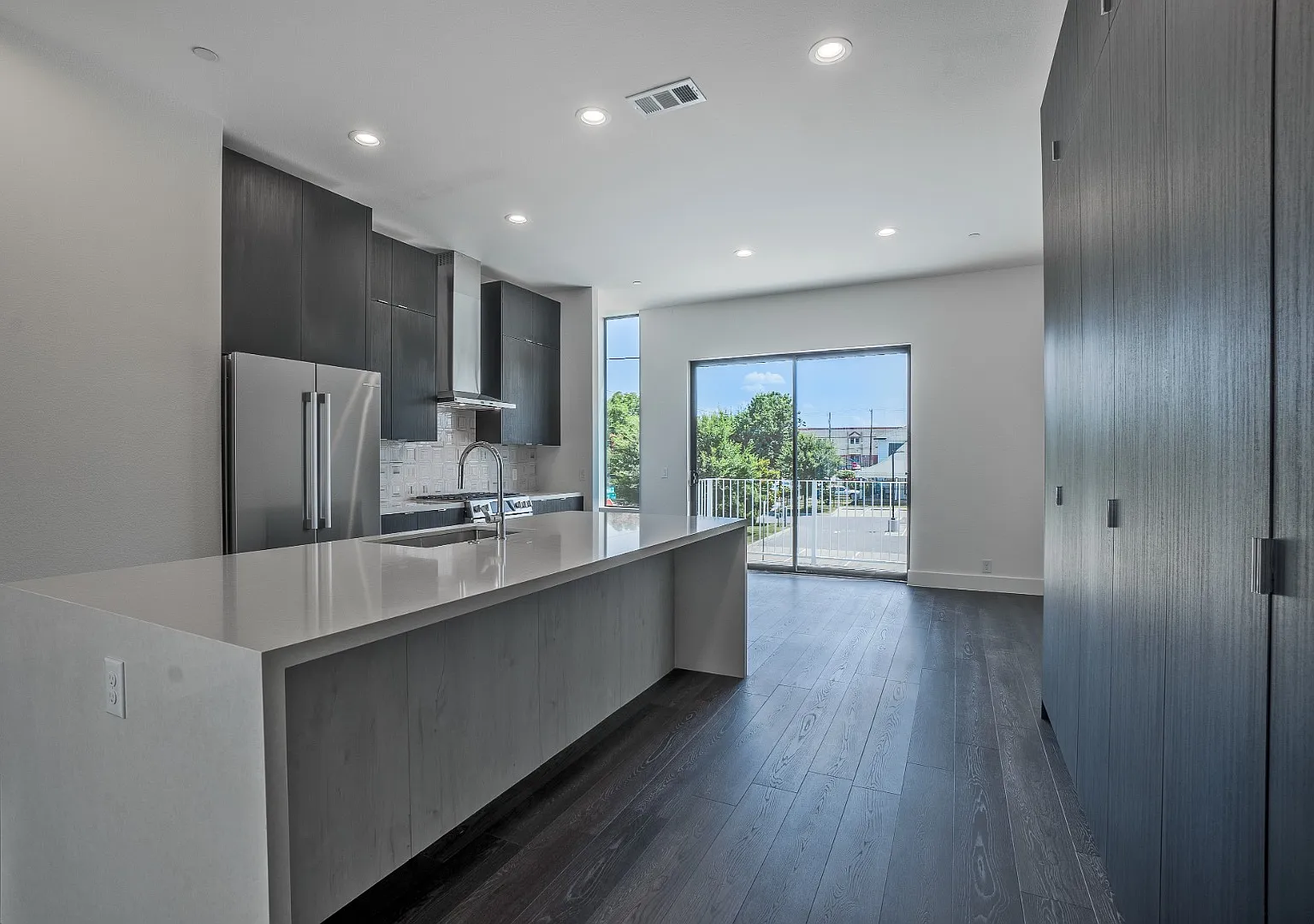 Stylish 1-Bed with Private Rooftop Patio + Attached Garage in the Heart of Dallas — Photo 3