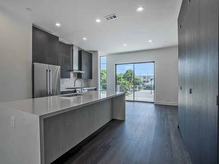 4322 Roseland Ave #9 — Photo 3