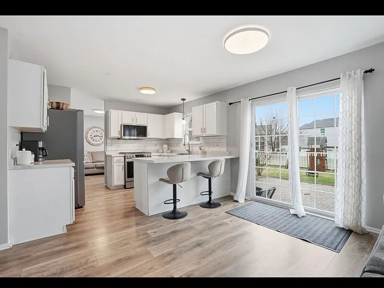 1606 Brighton Ln — Photo 2