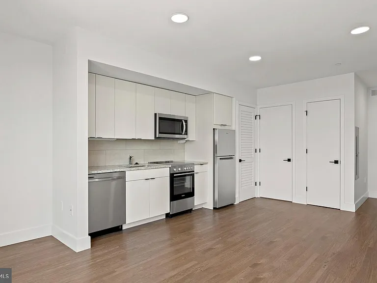 2415 37th St NW #205 — Photo 13