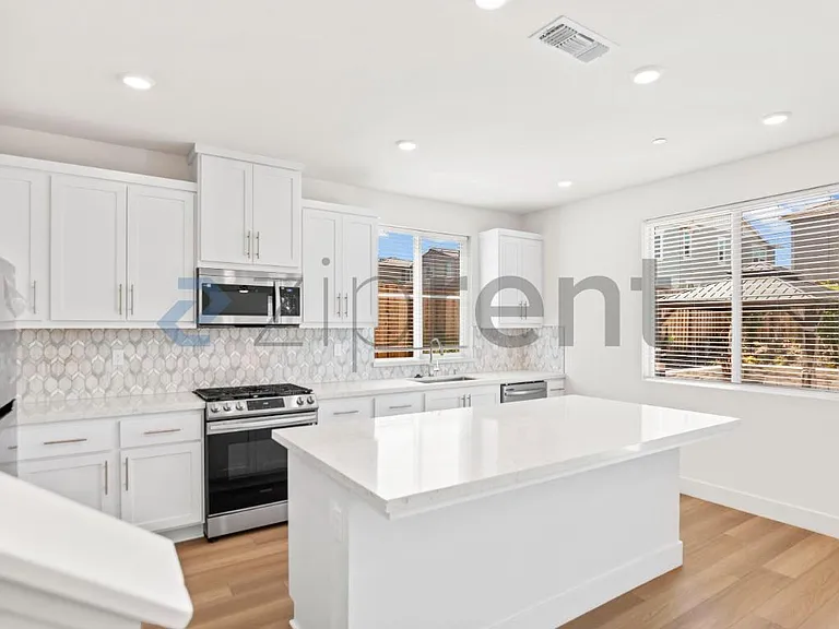 5545 Oberon Ave — Photo 11