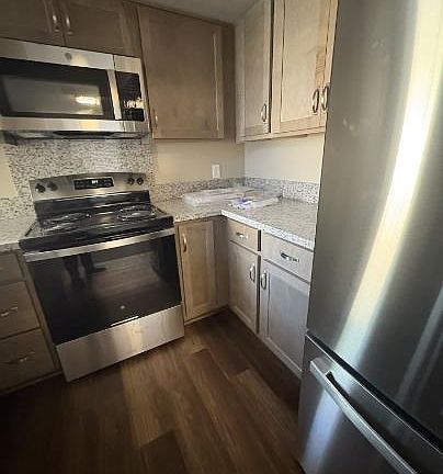 4th image of 5095 W Kadota Ave