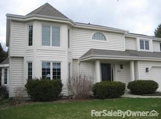 671 Briarcliff Ct, Hartland, WI 53029