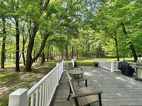 4th image of 33 Hampden Dr