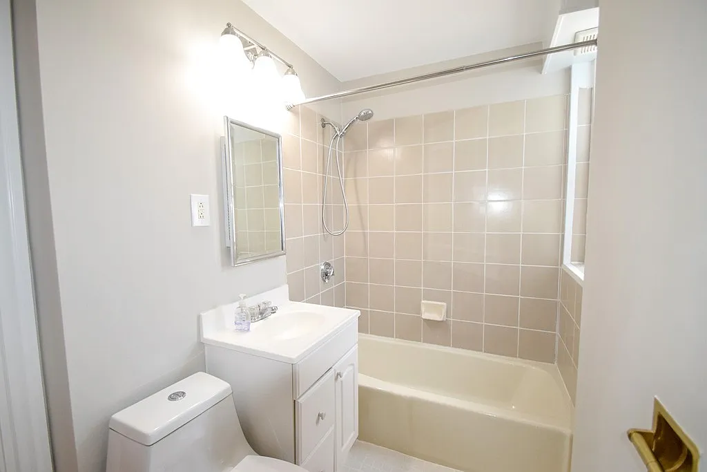 3 bed, 999 sqft, $4,900 — Photo 1