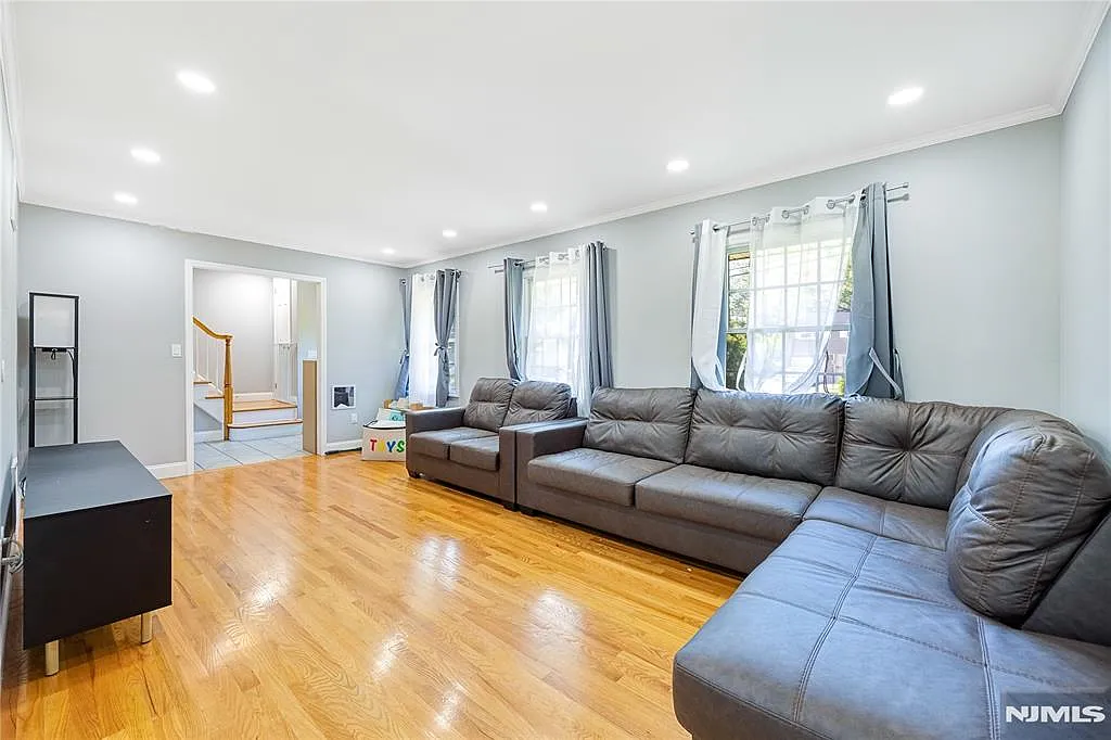 3 bed, 2.5 bath, 1668 sqft, $6,000 — Photo 3