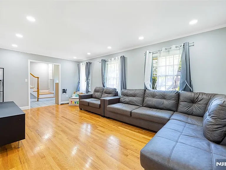 361 Walthery Ave — Photo 3