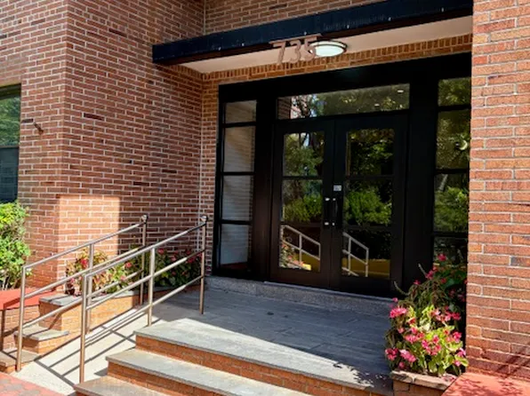 735 Kappock Street image 3 of 13