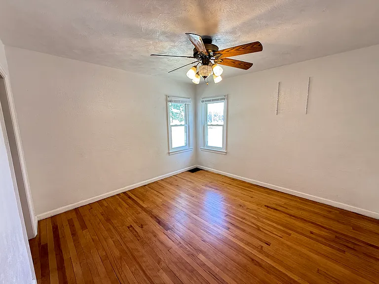 895 Russell St — Photo 9