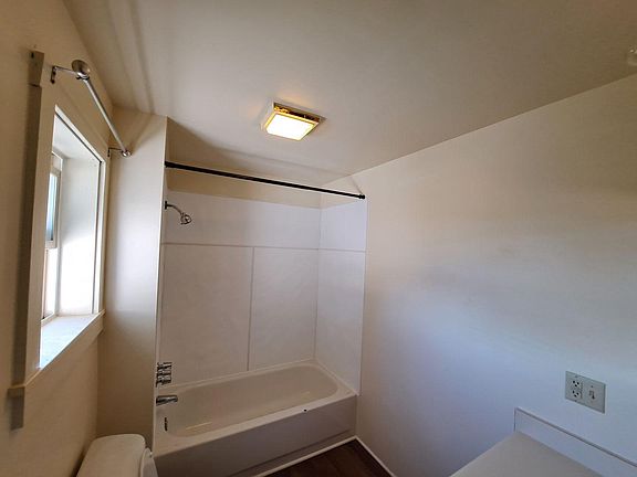4th image of 244 1/2 N Ivy St #244-1/2