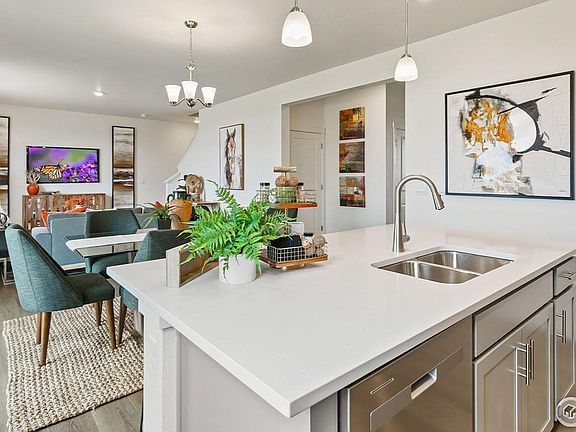 5th image of 801 S Apex Ave