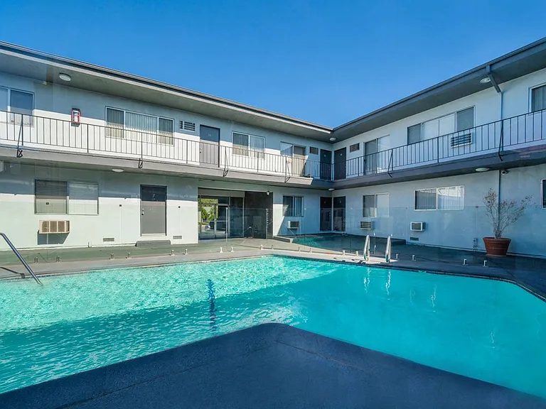 Chateau 16700 Devonshire Apartments, LLC — Photo 2