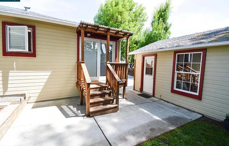 2057 Hoover Ave — Photo 15
